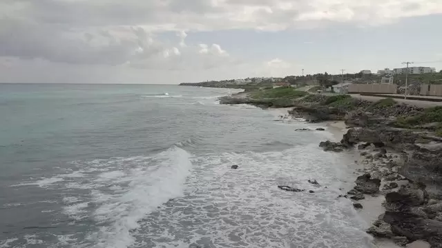 岩石海滩城市周边风景航拍视频素材插图