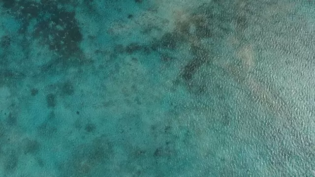 一个小岛的海面航拍视频素材插图