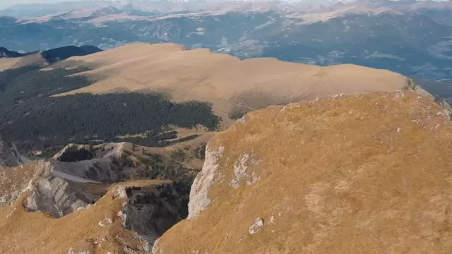 山上悬崖边的男人航拍视频素材插图