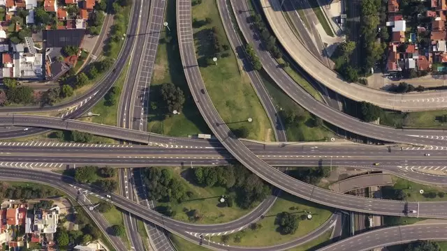 布宜诺斯艾利斯高速公路的延时摄影航拍视频素材插图