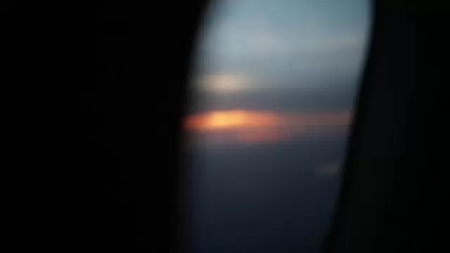 航班上的日落窗户外的夕阳视频素材插图