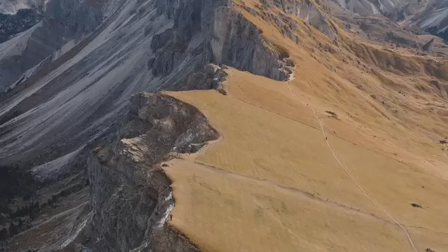 落基山脉悬崖峭壁航拍视频素材插图