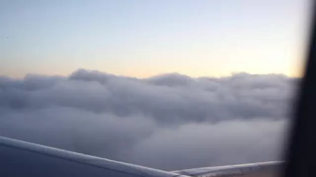 飞过云层旅行航拍视频素材插图