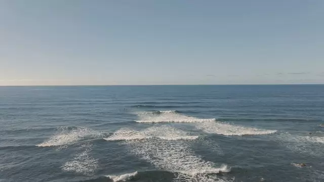 在海里冲浪海上运动航拍视频素材插图