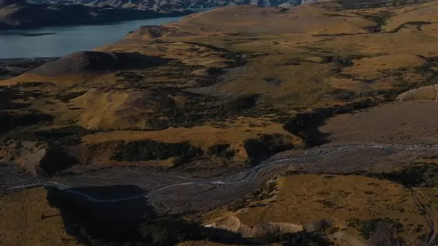 河流周围的山脉航拍视频素材插图