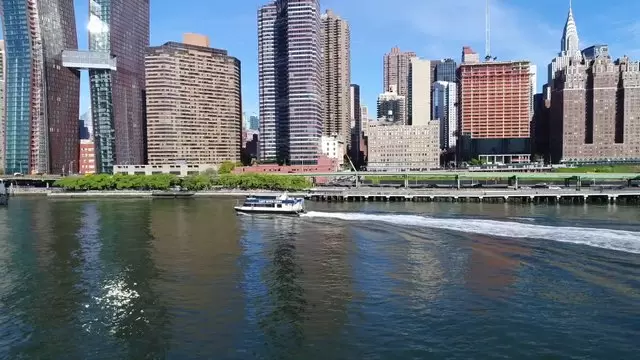 摩天大楼附近的渡轮城市航拍视频素材插图