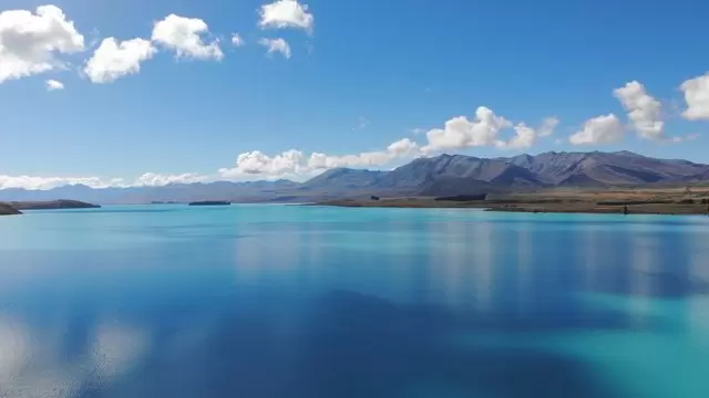 新西兰的特卡波蓝色湖航拍视频素材插图