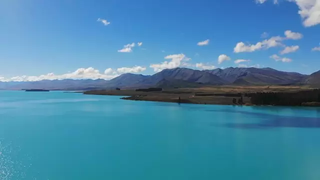新西兰特卡波湖的山脉航拍视频素材插图