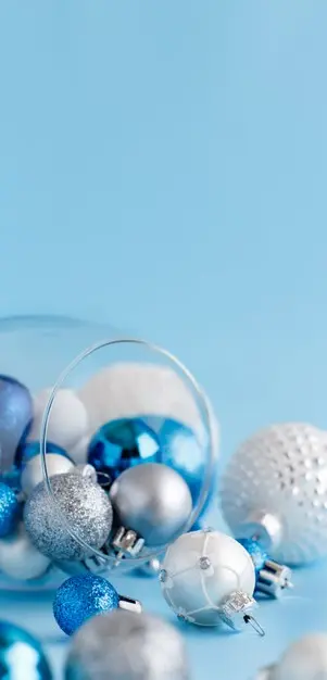 浅蓝色背景上的圣诞小饰物[JPG]插图