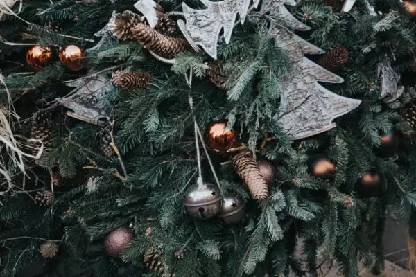 圣诞树上的圣诞装饰品背景[JPG]免费下载